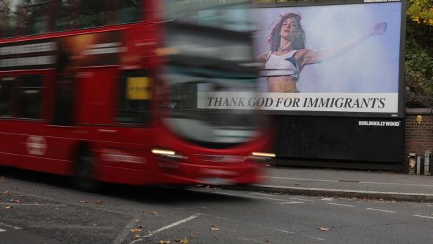 TOPSHOT-BRITAIN-MIGRANTS-POLITICS-MUSIC