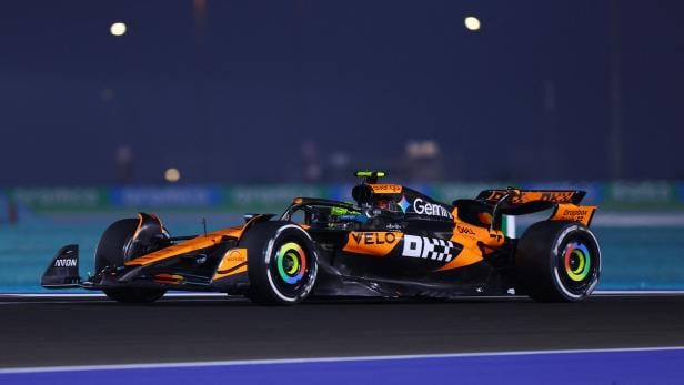 Lando Norris fährt seinen McLaren in Katar im Training.