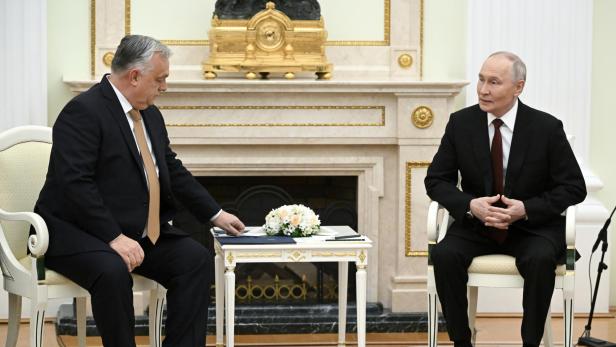 Viktor Orban sitzt neben Wladimir Putin