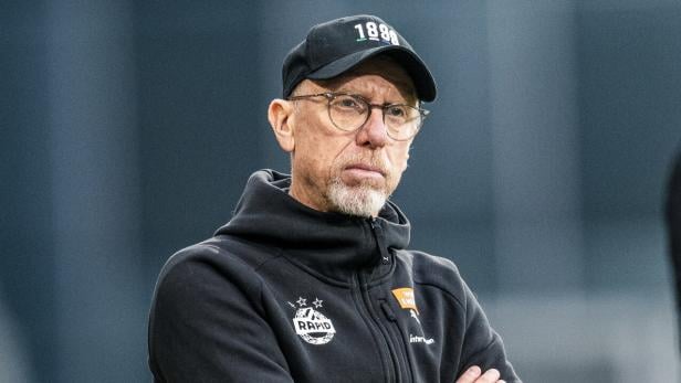 Peter Stöger im schwarzen Rapid-Trainingsanzug