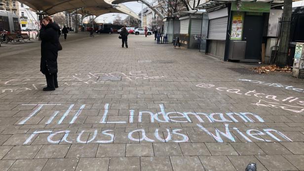Mit Kreidemalereien am Urban-Loritz-Platz  wird gegen das Konzert von Till Lindemann am Samstagabend protestiert. 