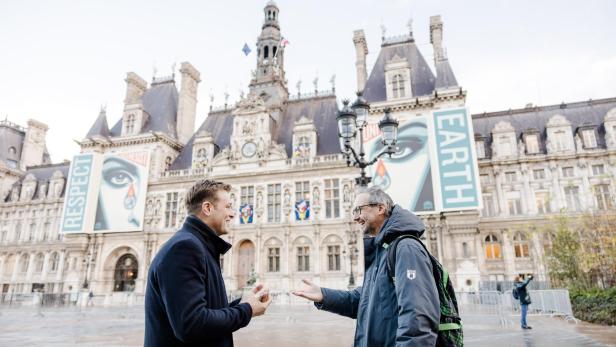 Stefan Kaineder und Norbert Rainer vor dem Rathaus in Paris.