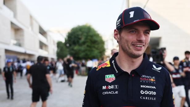 Max Verstappen lacht im Fahrerlager von Katar.
