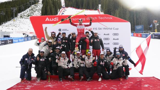 Das österreichische Herren-Team feiert den ersten Saisonsieg