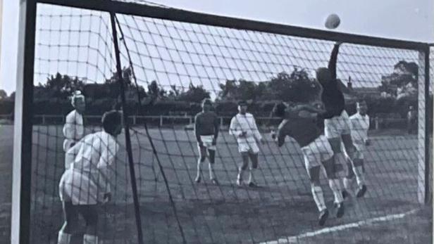 Schwarz-Weiß-Foto einer historischen Spielszene in Floridsdorf.
