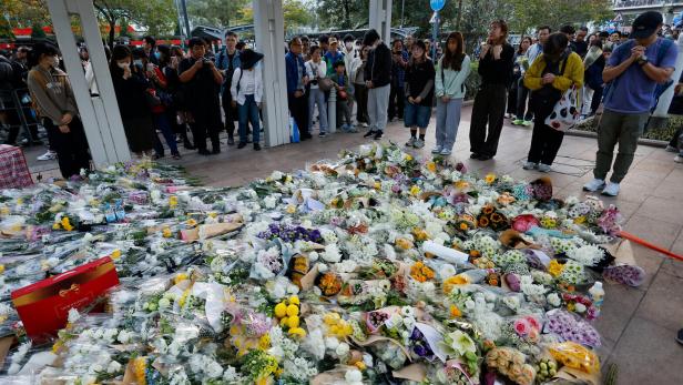 Tausende Menschen erwiesen den 128 Todesopfern am Samstag die letzte Ehre, legten Blumen nieder und trugen sich in Kondolenzbücher ein.