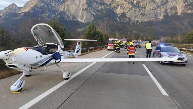 Weißes Segelflugzeug parkt auf dem Pannenstreifen der A2.