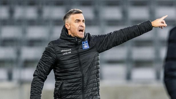 Trainer Mitja Mörec in schwarzer Jacke gestikuliert und ruft Anweisungen.