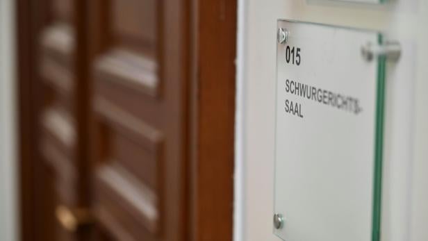 Gerichtssalstür mit Hinweisschild