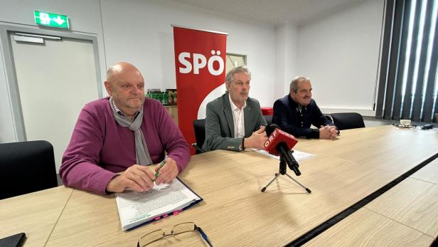 Drei Männer an Tisch, dahinter SPÖ-Logo