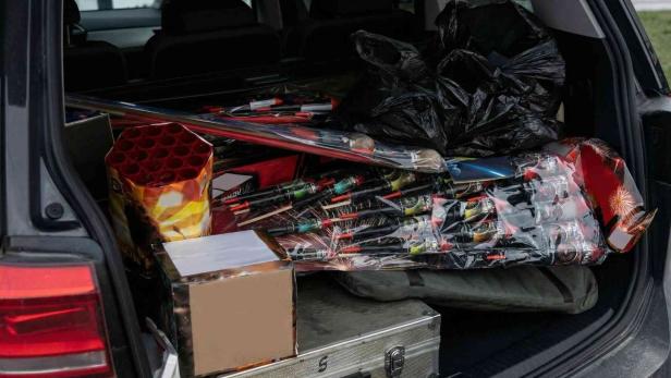 Feuerwerkskörper im Kofferraum eines Autos