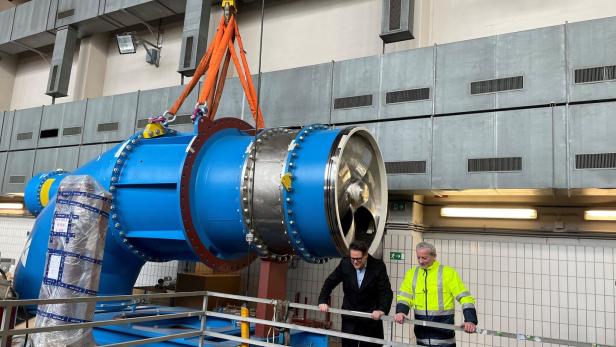 Der Stadtrat und der Direktor von Wien Kanal neben der neuen Pumpe.