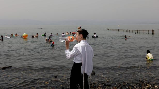 Menschen baden im See Genezareth