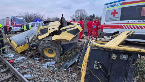 Wrack der Straßenwalze nach der Kollision mit einem Regionalzug in Herzogenburg