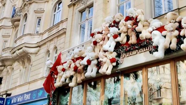 Dutzende Teddybären und weihnachtliche Dekoration schmücken die Fassade eines beliebten Selfie-Spots in Wien.
