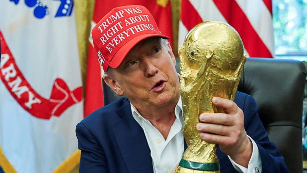 US-Präsident Trump mit dem WM-Pokal
