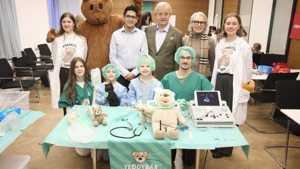 Teddybärkrankenhaus in Wien: Eröffnung mit Kindern und Kuscheltieren,