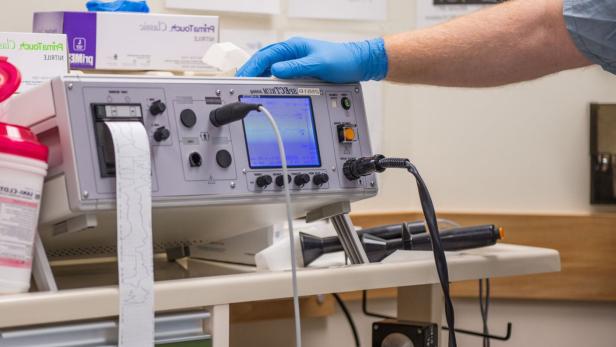 Ein Elektrokonvulsionstherapie-Gerät.