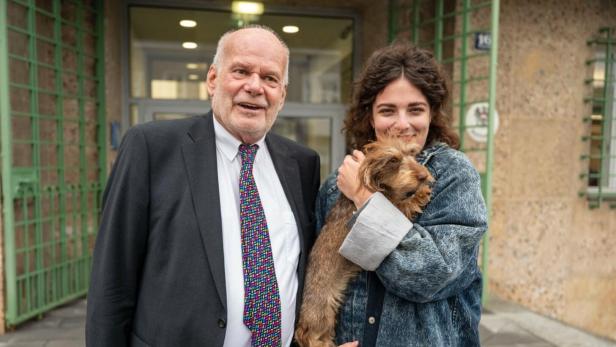 Ein Mann und eine Frau mit einem Hund.