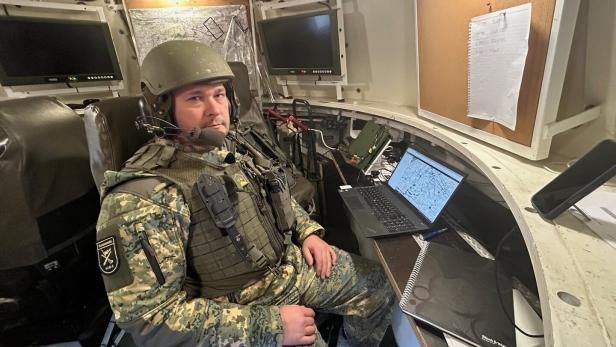 Die Panzerhaubitze M109 dient vor der Militärakademie als Gefechtsstand.