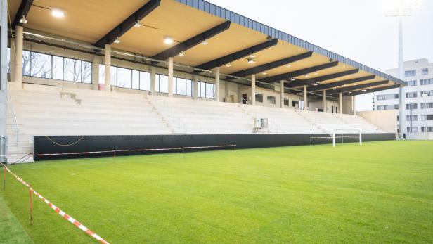 Sport-Club-Platz: Friedhofstribüne