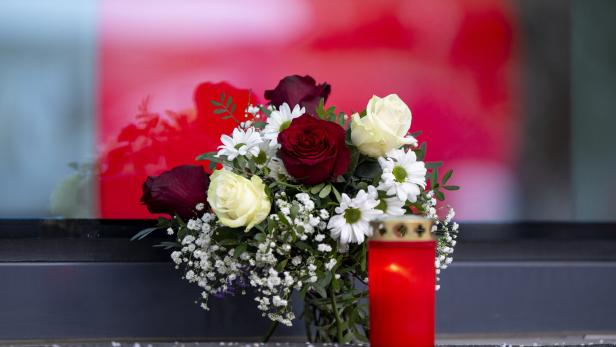 Kerze und Blumen der Trauer