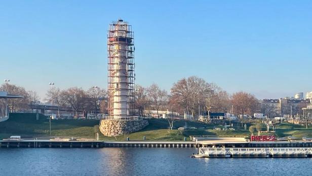 Baugerüst um den Leuchtturm auf der Wiener Donauinsel 