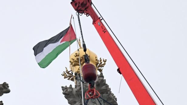 Palästina-Flagge auf Kirchturm-Spitze.