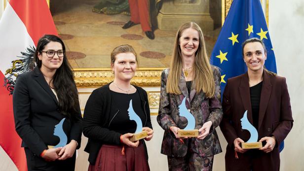 Die vier Preisträgerinnen bei der Vergabe