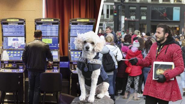 Ein Mann steht an Spielautomaten, ein Pudel sitzt davor, daneben verteilt ein Mann in rotem Mantel Flyer an eine Menschenmenge.