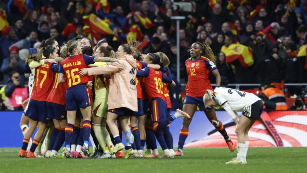 Die spanischen Fußballerinnen jubeln miteinander.