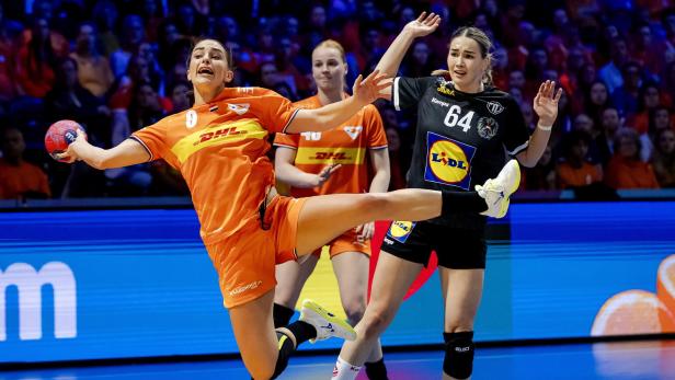 Eine niederländische Spielerin wird am Wurf gehindert.