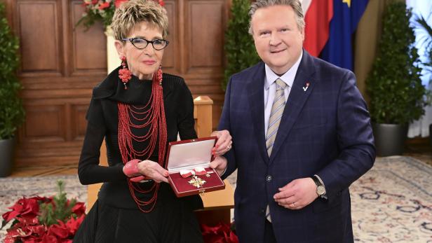 Bürgermeister Ludwig überreichte das Große Goldene Ehrenzeichen an Ingrid Korosec