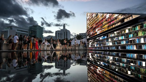 TOPSHOT-US-ART-BASEL