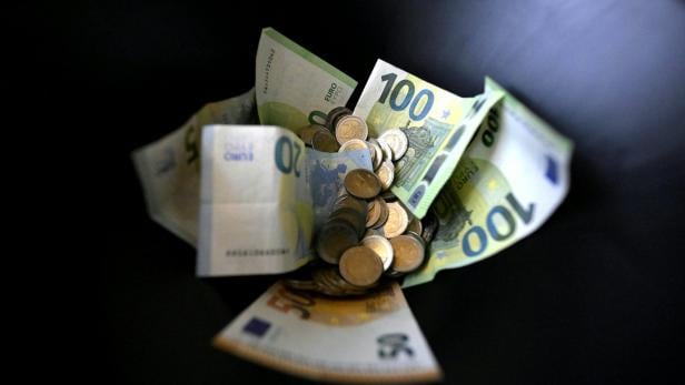 ++ THEMENBILD ++ GELD / GELDSCHEINE / MÜNZEN / EURO / FINANZEN / FINANZIEREN / SPAREN / AUSGEBEN / SCHULDEN / BUDGET / HAUSHALTSBUDGET