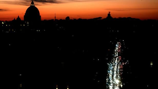 TOPSHOT-ITALY-FEATURE-SOLSTICE