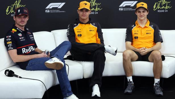 Verstappen, Norris und Piastri sitzen beim Pressegespräch.