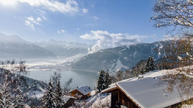 Verschneites Haus über Zell am See: Zweitwohnsitz mit 178 m² Wohnfläche wird um 2,9 Mio. Euro zum Kauf angeboten. 