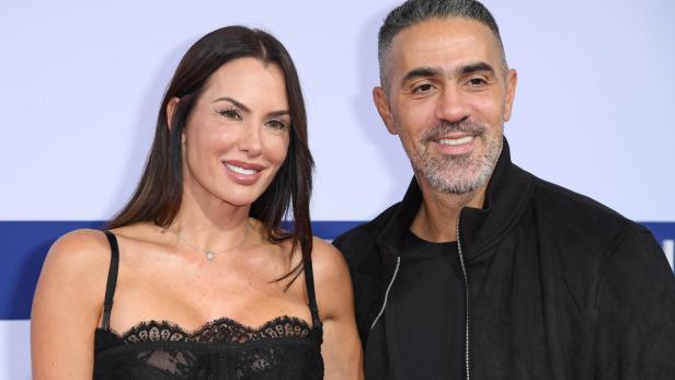 Anna-Maria Ferchichi und Bushido stehen nebeneinander und lächeln in die Kamera.