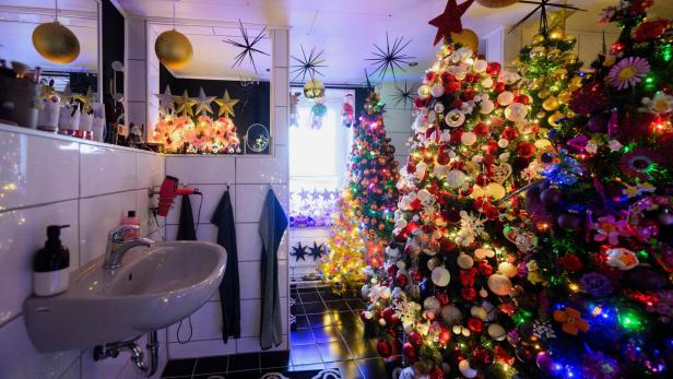Sogar am Klo: Diese Familie hat unfassbare 621 Weihnachtsbäume im Haus