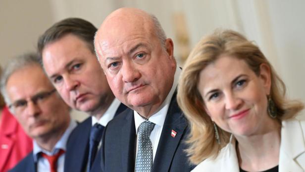 Finanzminister Markus Marterbauer (SPÖ), Vizekanzler Andreas Babler (SPÖ), Bundeskanzler Christian Stocker (ÖVP) und Außenministerin Beate Meinl-Reisinger (NEOS) anl. eines Arbeitsgesprächs der Bundesregierung im Bundeskanzleramt 