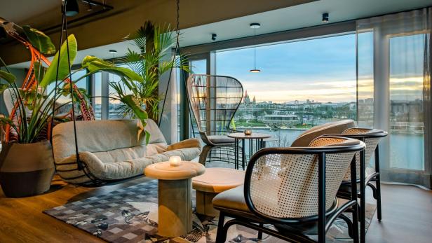 Von der Rooftop-Bar im neuen Motel One blickt man auf die Donauinsel.