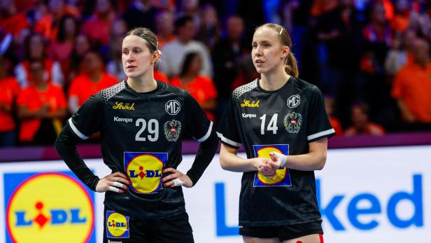 Zwei österreichische Handballerinnen stehen beisammen.