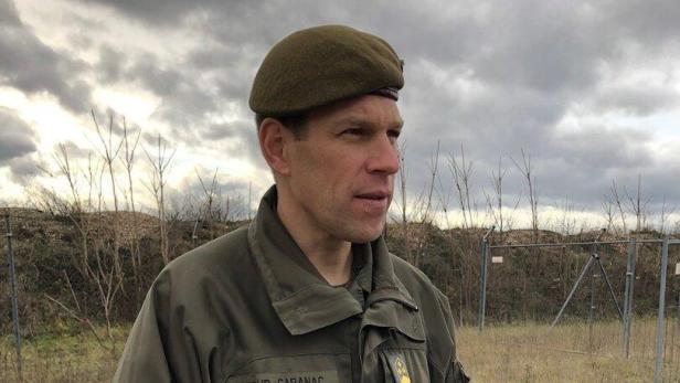 Mann in Militäruniform auf einem Feld