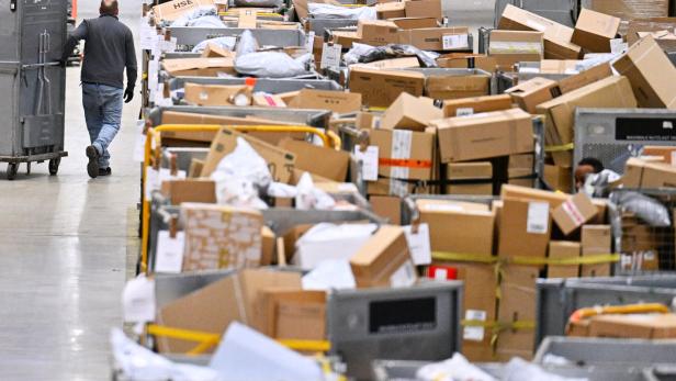 ++ THEMENBILD ++ POST AG / LOGISTIK / PAKETE / PAKETZUSTELLUNG / WEIHNACHTEN