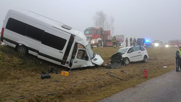 Auto krachte in Klein-Lkw