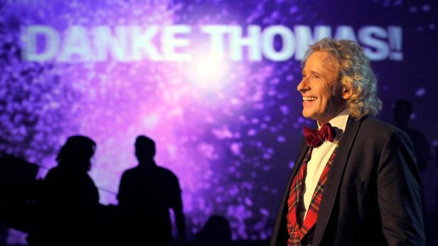 Thomas Gottschalk lächelt vor einem violetten Hintergrund mit der Aufschrift "DANKE THOMAS!".