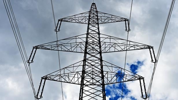 ++ THEMENBILD ++ ENERGIE / STROM / STROMMAST / STROMLEITUNG / STROMPREIS