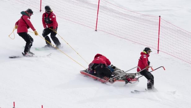 Der Slowene Rok Aznoh wird nach seinem Sturz bei der Abfahrt in Beaver Creek von der Pistenrettung versorgt
