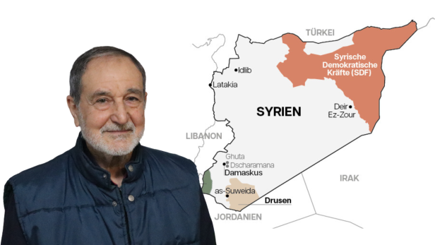 Ein Mann (Riad Darar) steht vor einer Karte.